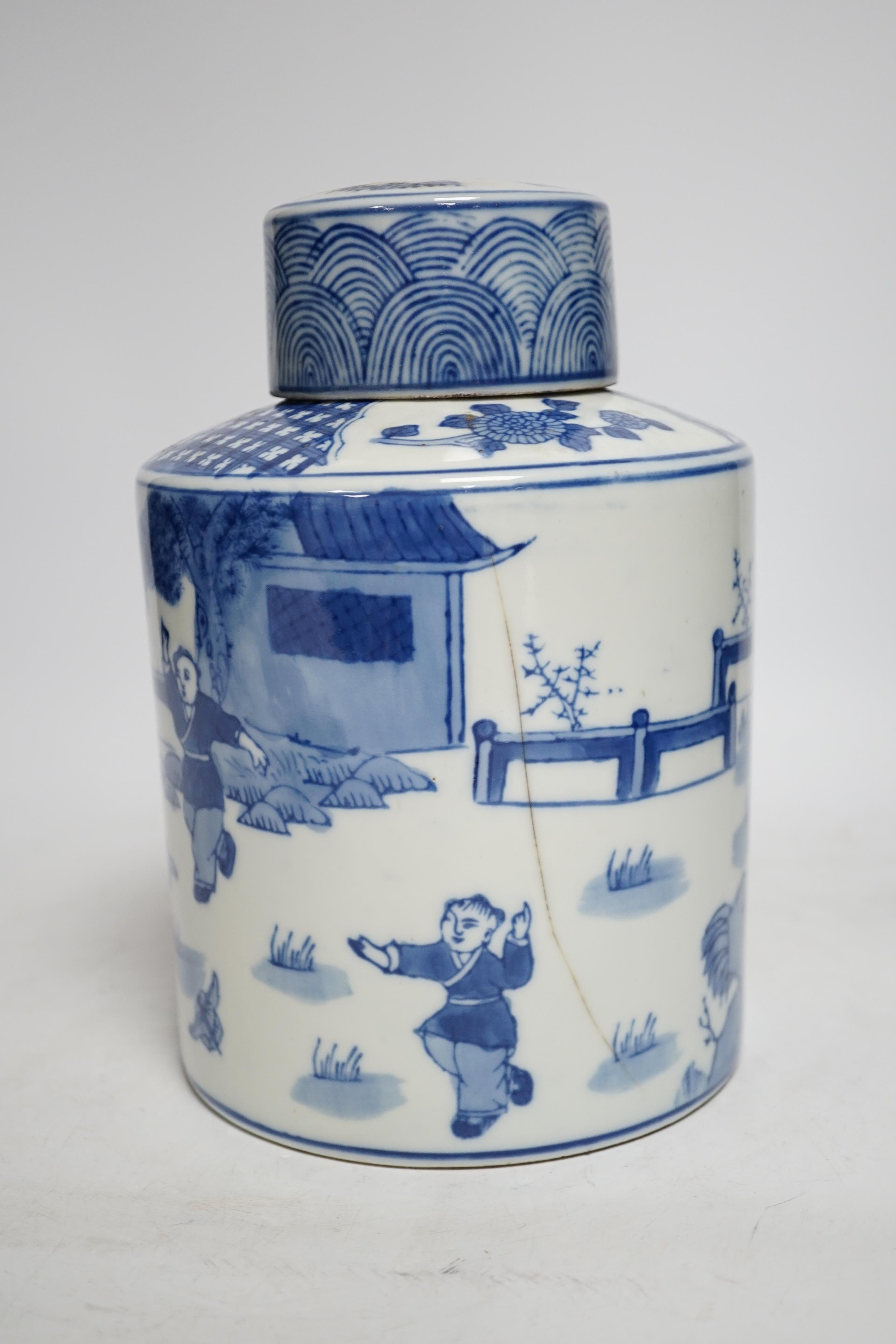 A modern Chinese blue and white jar and cover, 22cm high